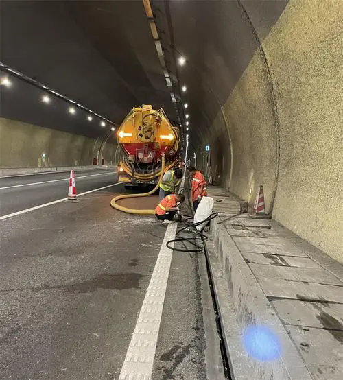 渭源隧道排水渠清淤